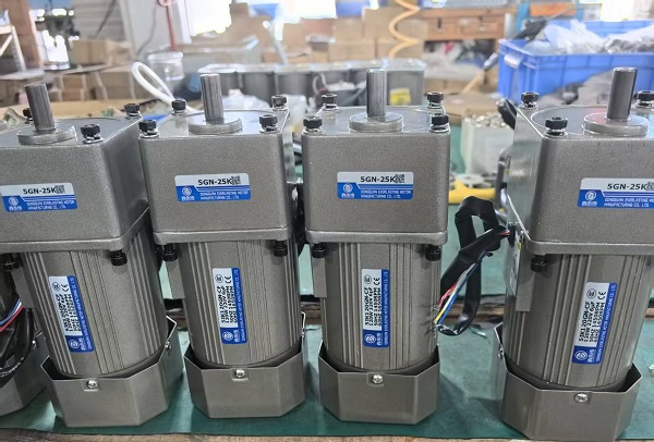 紙盒分頁(yè)機(jī)電機(jī)減速機(jī),6IK200GU-AMF微型齒輪減速電機(jī).jpg